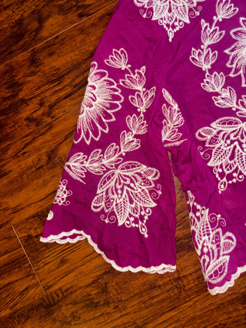 Solitaire Anthropologie NWT Embroidered Bell-Sleeve Blouse Magenta Scallop Lace - Picture 7 of 9